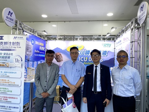 台灣麻醉醫學會程廣義理事長（左二）蒞臨南光RTUs展區並與RTUs團隊合影