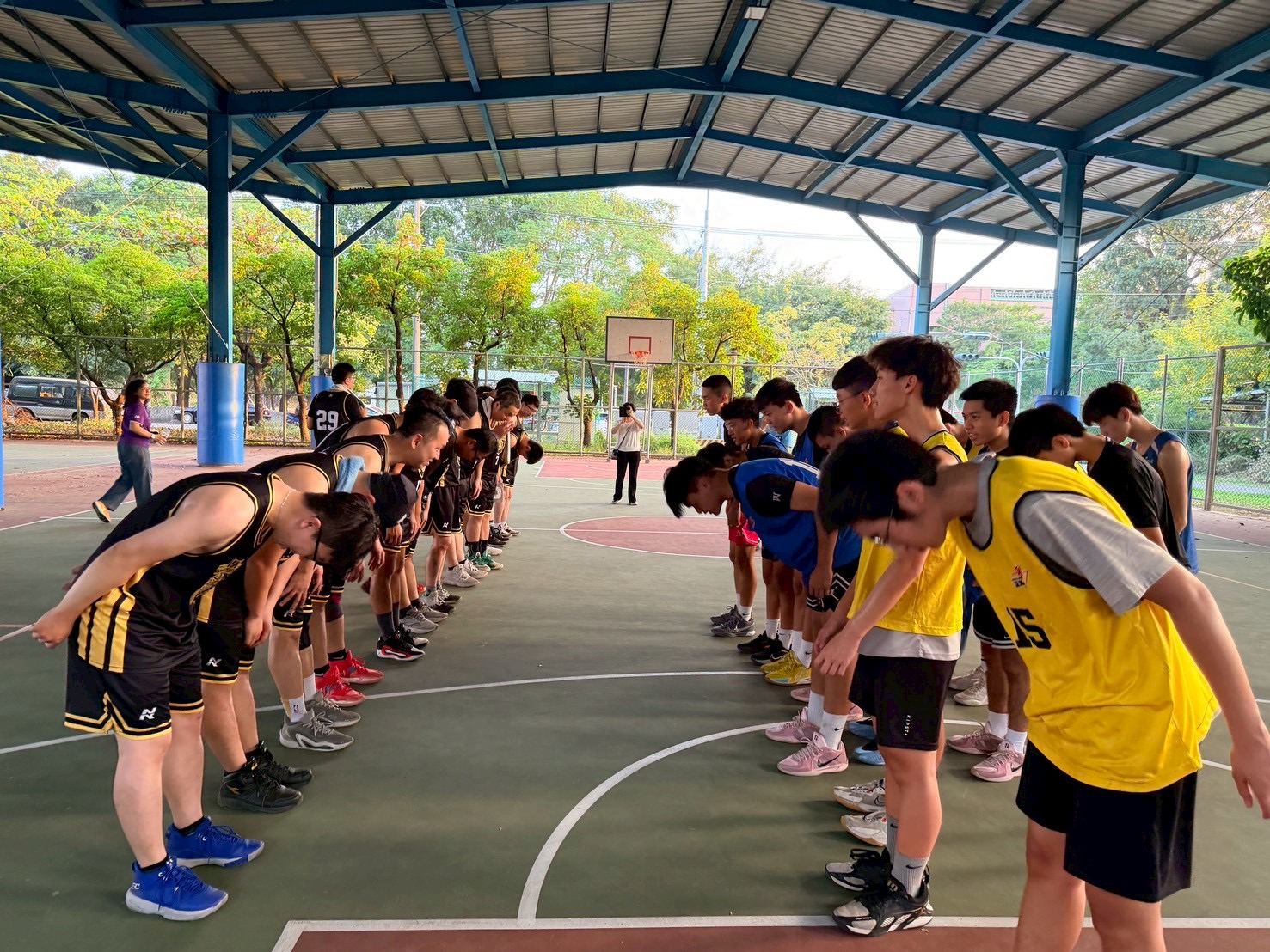 先禮後兵，在正式交鋒前，用一個謙遜的弧度，劃分出禮儀與競技的疆界。