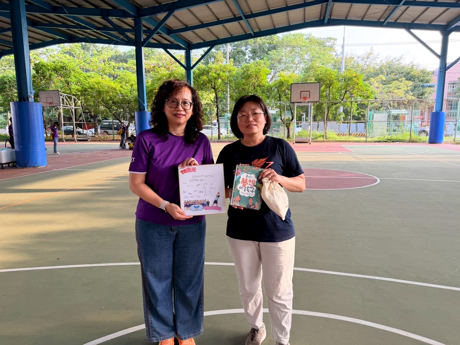 世界展望會贈予南光由孩子們親手寫的感謝卡。